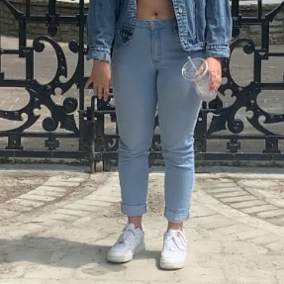 12- Light blue jeans - Picture 2 of 6